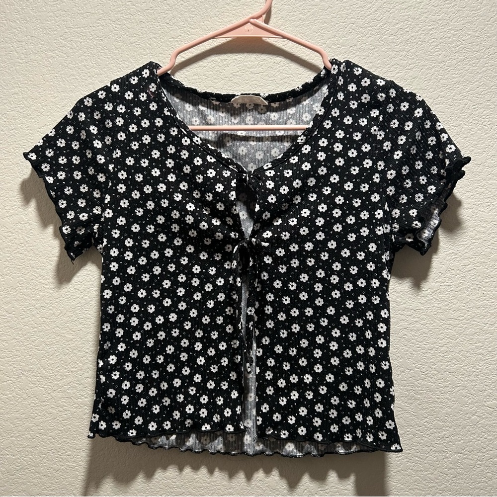 black and white floral patterned top with cute bow tie closure detail